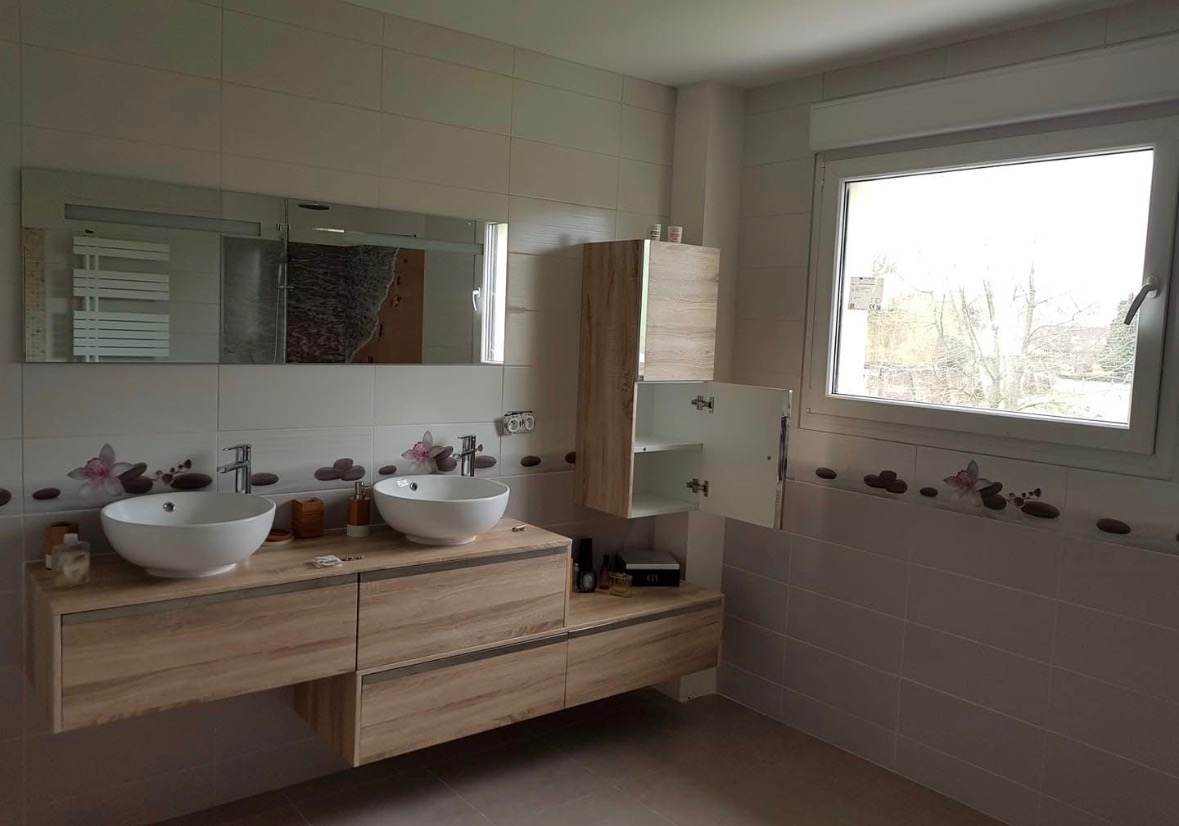 Double vasque posée sur un meuble bois suspendu avec miroir bandeau, salle de bain rénovée par L.I.J Chauffage dans le secteur de Monchecourt.